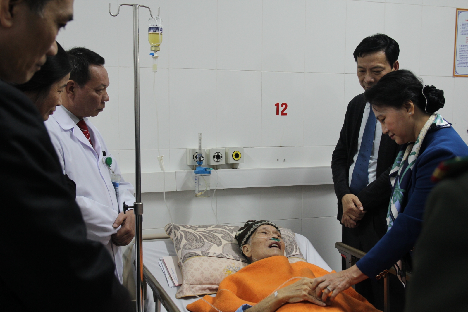 Đ/c Nguyễn Thị Kim Ngân - CT Quốc hội ân cần tham hỏi bệnh nhân - Ảnh Ngọc Vân