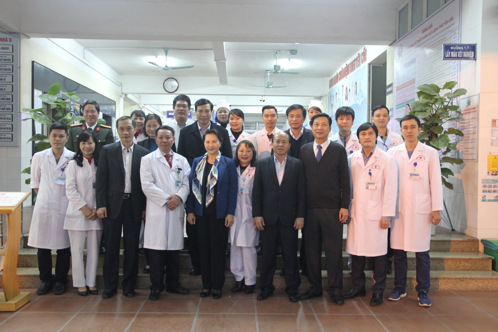 Đc Nguyễn Thị Kim Ngân - CT Quốc hội chụp ảnh lưu niệm với cán bộ, viên chức bệnh viện - Ảnh Ngọc Vân