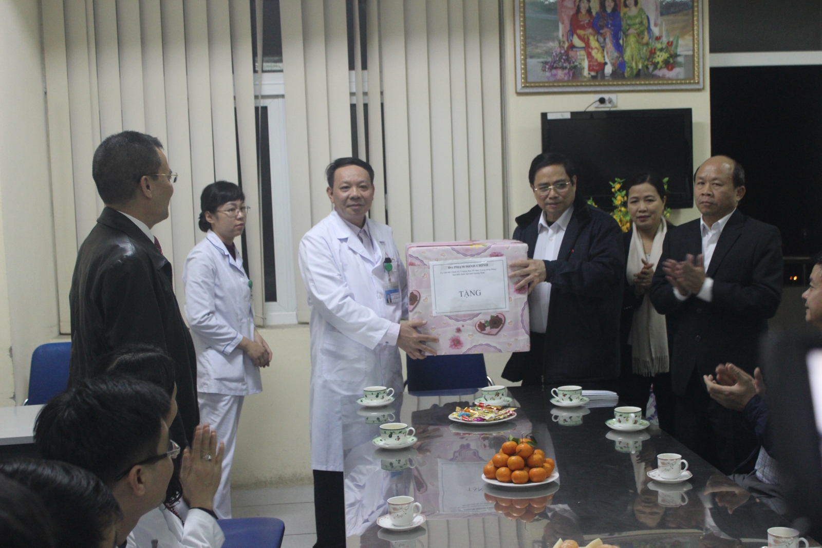 Đồng chí Phạm Minh Chính - UVBCT, BTTỦ Đảng, TBTCTW tặng quà cho cán bộ, viên chức BVĐK tỉnh - Ảnh Ngọc Vân