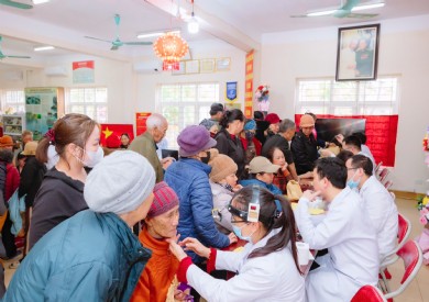 Tuổi trẻ Bệnh viện Đa khoa tỉnh Quảng Ninh ra quân khám, cấp phát thuốc miễn phí cho cư dân làng chài Hà Phong