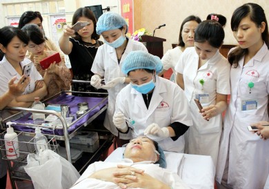 ĐIỀU TRỊ CÁC BỆNH LÝ CỦA DA BẰNG PHƯƠNG PHÁP LĂN KIM VÀ SẢN PHẨM TỪ CÔNG NGHỆ TẾ BÀO GỐC