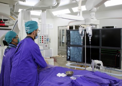 Đoàn bác sĩ Pháp hướng dẫn can thiệp mạch máu ngoại vi đầu tiên tại Quảng Ninh cho Bệnh viện Đa khoa tỉnh