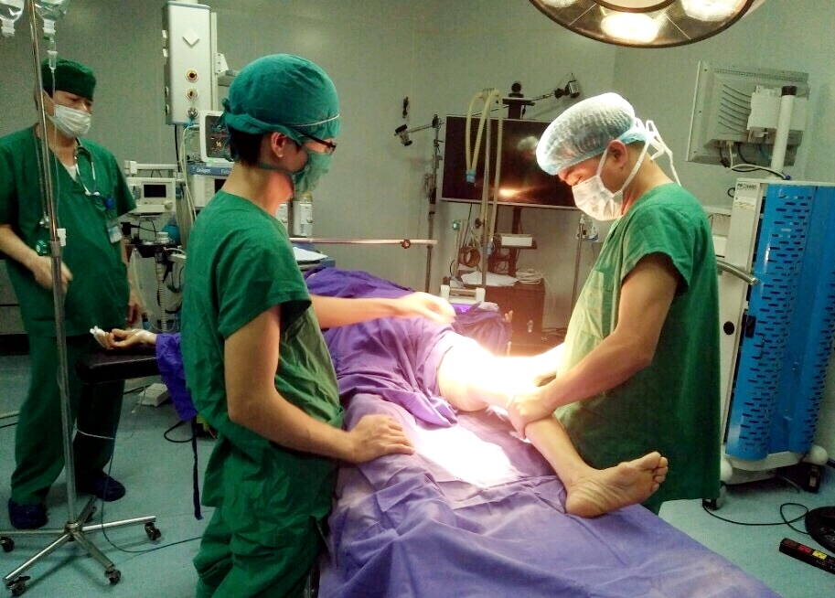 Phẫu thuật thay khớp gối nhân tạo thành công cho bệnh nhân cao tuổi