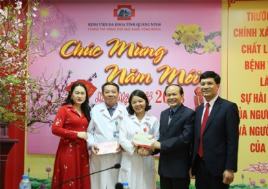 Liên đoàn Lao động tỉnh, Tỉnh đoàn Quảng Ninh đến thăm, chúc Tết CBCNV và bệnh nhân tại Bệnh viện Đa khoa tỉnh Quảng Ninh