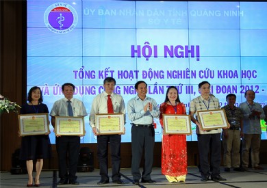 Bệnh viện ĐK tỉnh Quảng Ninh nhận bằng khen của UBND tỉnh trong hoạt động nghiên cứu khoa học và ứng dụng công nghệ ngành Y tế giai đoạn 2012-2018