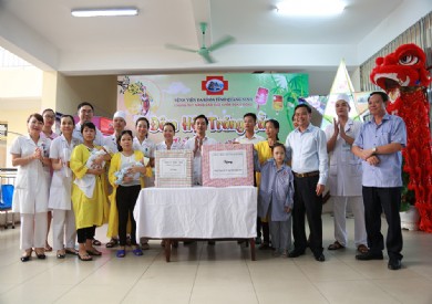 Lãnh đạo thành phố Hạ Long đến thăm, tặng quà Tết trung thu cho các bệnh nhi