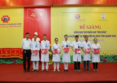 Bế giảng khoá đào tạo ngắn hạn chuyên ngành nội khoa