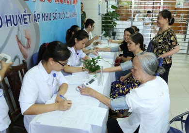240 người dân được đo huyết áp và tư vấn miễn phí tại Bệnh viện Đa khoa tỉnh Quảng Ninh