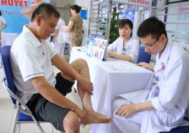 Người dân được khám và tư vấn suy tĩnh mạch miễn phí tại Bệnh viện Đa khoa tỉnh Quảng Ninh