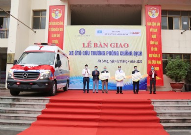 Lễ bàn giao xe ôtô chuyên dùng hiện đại phục vụ phòng chống dịch