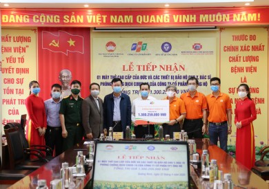 Bệnh viện Đa khoa tỉnh tiếp nhận máy thở và thiết bị bảo hộ phòng chống dịch Covid-19 do FPT trao tặng