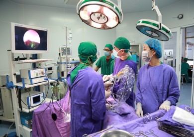 Công nghệ Holmium laser đỉnh cao mang đến chất lượng điều trị tối ưu cho người bệnh