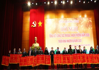 Bệnh viện Đa khoa tỉnh Quảng Ninh xuất sắc đón nhận cờ thi đua của UBND tỉnh