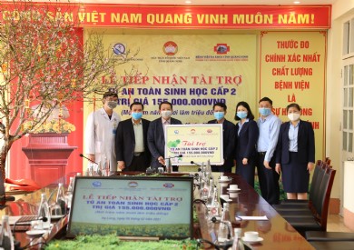 Bệnh viện Đa khoa tỉnh tiếp nhận Tủ an toàn sinh học cấp II do Mặt trận Tổ quốc Việt Nam và CTY CP nước sạch tỉnh Quảng Ninh trao tặng