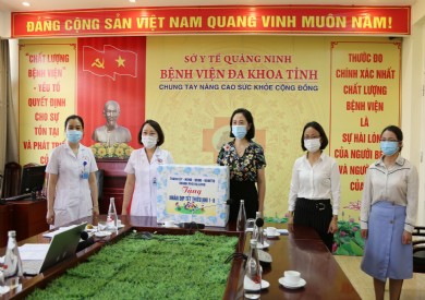 Phó Bí thư Thường trực Thành ủy Hạ Long tặng quà bệnh nhi nhân ngày Quốc tế thiếu nhi 1/6