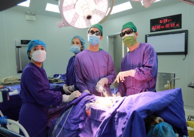 Phẫu thuật nội soi hỗ trợ VATS cắt toàn bộ phổi trái cho bệnh nhân ho ra máu nguy kịch