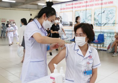 Bệnh viện Đa khoa tỉnh Quảng Ninh triển khai tiêm mũi 4 vắc xin phòng Covid-19 cho nhân viên y tế
