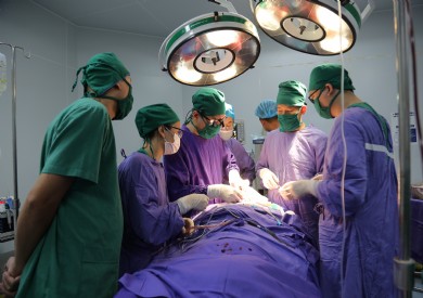 Nỗ lực cứu sống bệnh nhân đứt đôi khí quản sau tai nạn kinh hoàng
