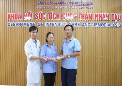 Nhân viên Bệnh viện Đa khoa tỉnh trao trả hơn 40 triệu đồng cho gia đình người bệnh