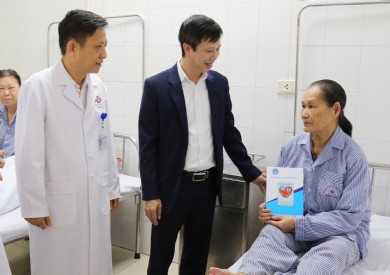 Bảo hiểm xã hội tỉnh trao quà Tết ấm áp cho người bệnh khó khăn nhân dịp năm mới 2024