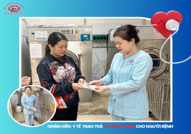 Nhân viên y tế Bệnh viện Đa khoa tỉnh Quảng Ninh trả lại 20 triệu cho người bệnh