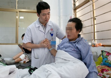 3 phẫu thuật trong cùng cuộc mổ cứu bệnh nhân sốc đa chấn thương, gãy xương phức tạp, toác khớp mu
