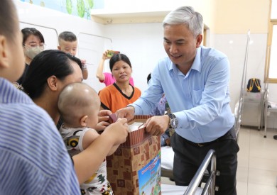 Lãnh đạo Tỉnh, Thành phố đến thăm, tặng quà các bệnh nhi nhân ngày Quốc tế thiếu nhi 1/6