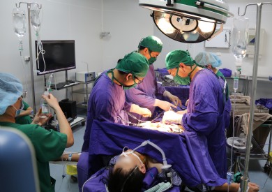 Bệnh viện Đa khoa tỉnh Quảng Ninh phẫu thuật bóc tách khối phình mạch thân tạng rất hiếm gặp