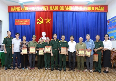 Bệnh viện Đa khoa tỉnh Quảng Ninh thăm, tặng quà người có công nhân ngày 27/7 tại Hạ Long