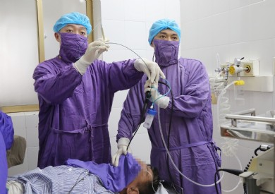 Gắp mảnh xương nhọn mắc kẹt lâu ngày trong phế quản người bệnh