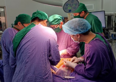 Phẫu thuật loại bỏ 25cm huyết khối động mạch đùi, cứu chân trái cụ ông 88 tuổi