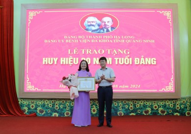 Lễ trao tặng Huy hiệu 30 năm tuổi Đảng cho Bí thư Chi bộ Đa khoa, Trưởng khoa Khám bệnh