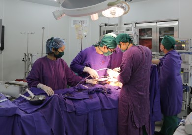 Phối hợp phẫu thuật bắc cầu nối và can thiệp nội mạch, cứu đôi chân bệnh nhân thoát khỏi nguy cơ hoại tử