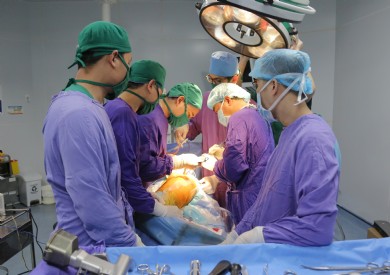 Bệnh viện Đa khoa tỉnh Quảng Ninh tiên phong ứng dụng SuperPath: Công nghệ thay khớp háng nhân tạo ít xâm lấn