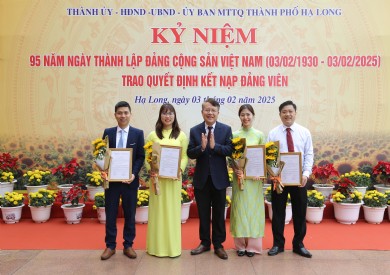4 đảng viên ưu tú của Đảng bộ Bệnh viện Đa khoa tỉnh được vinh dự kết nạp dịp kỷ niệm 95 năm ngày thành lập Đảng cộng sản Việt Nam