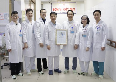 Bệnh viện Đa khoa tỉnh Quảng Ninh đón nhận Giải thưởng Bạch Kim của Hội Đột quỵ Thế giới