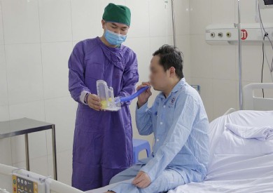 Nam bệnh nhân suy thận giai đoạn cuối hồi phục tích cực sau ca ghép thận từ người chết não