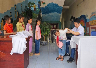 Ngày Người khuyết tật Việt Nam (18/4): Bệnh viện Đa khoa tỉnh Quảng Ninh khám sàng lọc bệnh khuyết tật bẩm sinh cho 200 học sinh huyện Bình Liêu