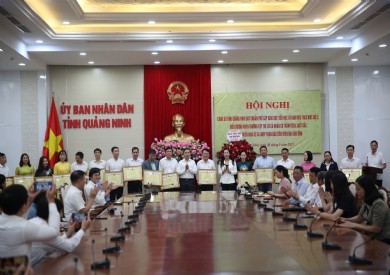Các tập thể, cá nhân tiêu biểu của Bệnh viện Đa khoa tỉnh vinh dự nhận Bằng khen của UBND tỉnh trong triển khai ghép thận
