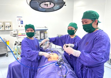 Phẫu thuật nội soi cấp cứu bệnh nhân người Philippines thai ngoài tử cung bị vỡ