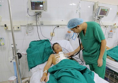 Kích hoạt “báo động đỏ” giữa đêm mổ cấp cứu bệnh nhân vết thương thấu tim nguy kịch
