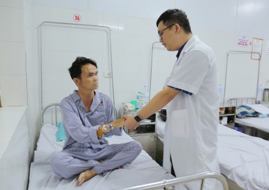 Phẫu thuật nội soi cắt u tuyến ức 'khổng lồ', bệnh nhân nhược cơ thoát khỏi nguy kịch