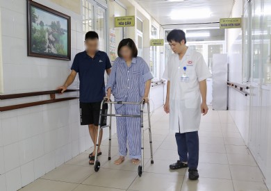 Nỗ lực cứu sống cô gái 31 tuổi sốc đa chấn thương do trầm cảm nhảy cầu Bãi Cháy
