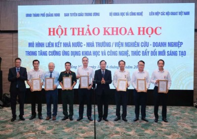 Ba cá nhân tiêu biểu ngành y tế Quảng Ninh nhận kỷ niệm chương ''Vì sự nghiệp sáng tạo khoa học công nghệ''