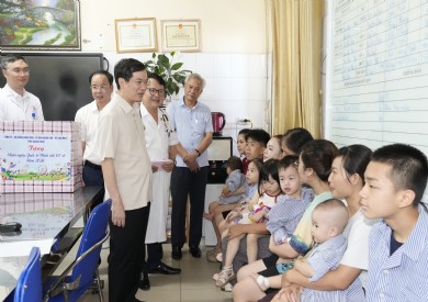 Lãnh đạo Tỉnh ủy đến thăm, tặng quà các bệnh nhi nhân ngày Quốc tế thiếu nhi 1/6