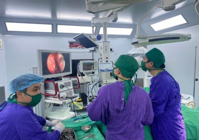 PHẪU THUẬT NỘI SOI NỀN SỌ NÃO VÁ RÒ DỊCH NÃO TUỶ QUA ĐƯỜNG MŨI TẠI BỆNH VIỆN ĐA KHOA TỈNH QUẢNG NINH