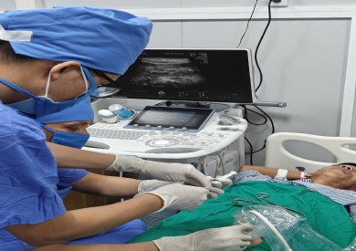Tăm nhọn xuyên thủng đại tràng, bệnh nhân thoát cuộc đại phẫu nhờ can thiệp ít xâm lấn