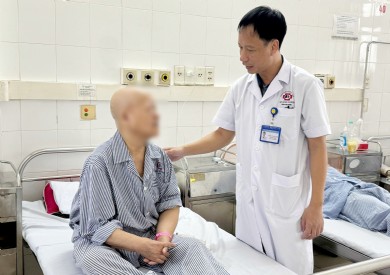 Phẫu thuật cắt bỏ khối u vú khổng lồ kết hợp chuyển vạt da cơ thẳng bụng tạo hình thành ngực