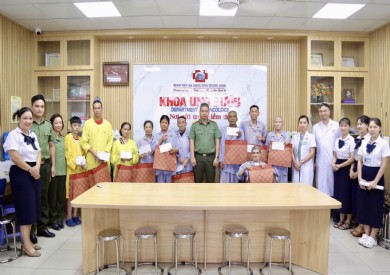 Phòng Kỹ thuật nghiệp vụ và ngoại tuyến Công an tỉnh Quảng Ninh trao tặng quà cho bệnh nhân có hoàn cảnh khó khăn tại Khoa Ung bướu