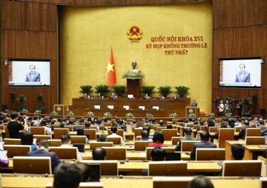 CÁN BỘ VIÊN CHỨC, NGƯỜI LAO ĐỘNG BỆNH VIỆN ĐA KHOA TỈNH PHẤN KHỞI THEO DÕI QUỐC HỘI THÔNG QUA NGHỊ QUYẾT THÀNH LẬP THÀNH PHỐ QUẢNG NINH